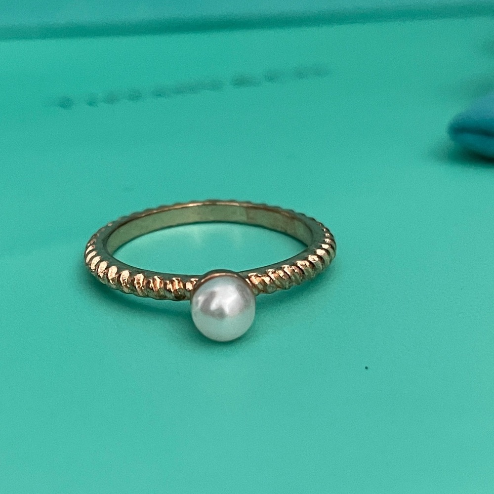 🎉🎉✨Goldtone Twist Pearl Ring✨Preloved Size 8